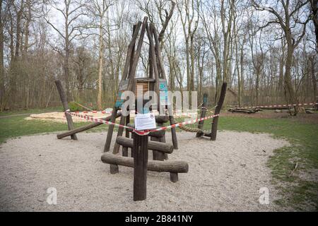 Lipsia, Germania, 03-19-2020, parco giochi chiuso a causa della crisi Corona/parco giochi per bambini chiuso Foto Stock