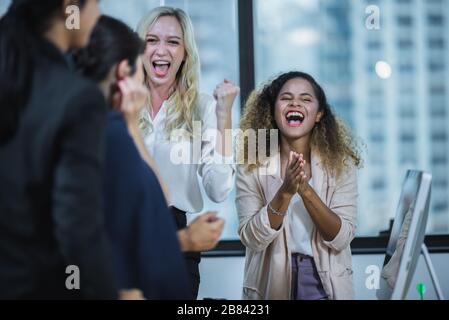 Riunione del personale d'affari. Gruppo di giovani moderni in abbigliamento casual intelligente discutere qualcosa mentre si lavora in ufficio creativo Foto Stock