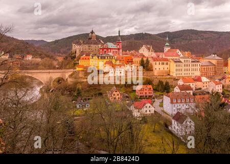 Vista sulla città di Loket con castello reale medievale vicino Karlovy Vary Resort in Czechia Foto Stock