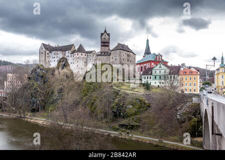 Vista sulla città di Loket con castello reale medievale vicino Karlovy Vary Resort in Czechia Foto Stock