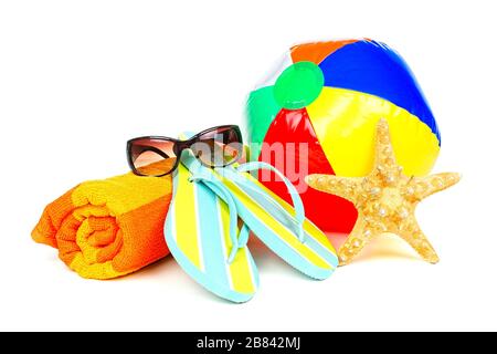 Gruppo di oggetti colorati sulla spiaggia estiva isolati su uno sfondo bianco Foto Stock