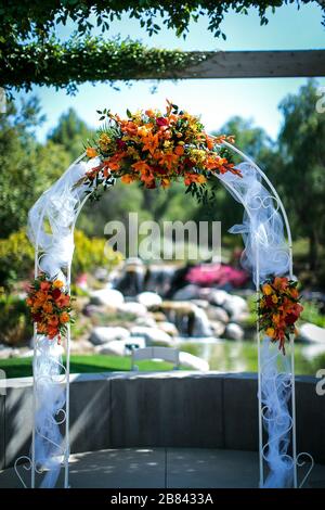 Gigli, rose e decorazione di bouquet di fiori vari su un trellis di nozze Foto Stock