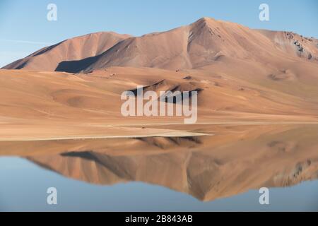 Riflessioni nel paesaggio del lago di Lejía, San Pedro de Atacama, Cile Foto Stock