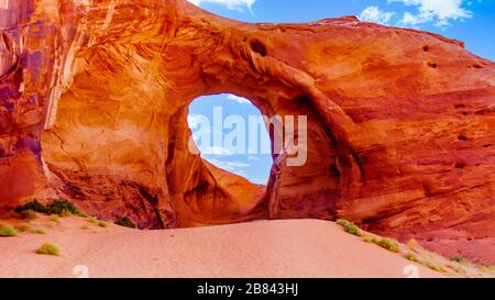 Ear of the Wind, un tutto in una delle massicce formazioni di arenaria rossa nella Monument Valley, un Navajo Tribal Park al confine tra Utah e Arizona, Stati Uniti Foto Stock