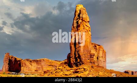 Nuvole scure sopra il Thumb, una massiccia formazione di arenaria rossa nella Monument Valley a Navajo Tribal Park al confine tra Utah e Arizona, Stati Uniti Foto Stock