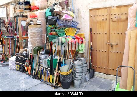 A View of Souq Waqif, un vecchio bazar tradizionale e famoso per l'intrattenimento, l'arte, il ristorante e i negozi di souvenir - Doha, Qatar Foto Stock