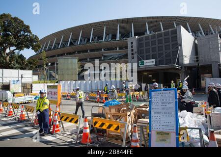 Tokyo, Giappone. 19 Mar 2020. Area di costruzione della stazione di Kokuritsu-Kyogijo di fronte al recentemente rinnovato Stadio Nazionale di Shinjuku. I giapponesi iniziano a pensare che sarebbe meglio rinviare i Giochi Olimpici e Paralimpici di Tokyo 2020 a causa della paura di diffondere il Coronavirus Covid-19 più nella sua popolazione. Credit: SOPA Images Limited/Alamy Live News Foto Stock