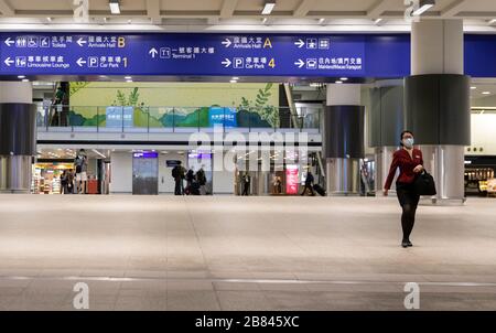 Hong Kong, Cina. 19 Mar 2020. Assistente di volo che indossa una maschera facciale vista nella sala degli arrivi dell'Aeroporto Internazionale di Hong Kong durante la quarantena. Il primo giorno da quando il leader della città, Carrie Lam espande l'allarme di viaggio rosso con 14 giorni di quarantena domestica obbligatoria su tutti gli arrivi da paesi stranieri eccetto da Macao o Taiwan. La Cina continentale rimarrà la stessa. Credit: SOPA Images Limited/Alamy Live News Foto Stock