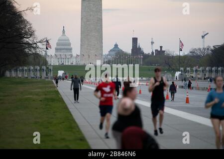 Washington, Stati Uniti. 19 Mar 2020. La gente cammina ed esercita sul centro commerciale nazionale durante il peggioramento della pandemia di coronavirus a Washington, DC il 19 marzo 2020. Questa settimana, poiché il numero totale dei casi ha superato i 200,000 in tutto il mondo, l'Italia ha superato la Cina come paese con i decessi più segnalati attribuiti al virus COVID-19. (Graeme Sloan/Sipa USA) Credit: Sipa USA/Alamy Live News Foto Stock