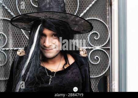 Uomo vestito in costume di strega su Ashbury Street, Haight-Ashbury distretto, San Francisco, California, Stati Uniti, Nord America, colore Foto Stock