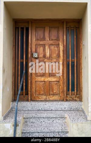 L'elegante porta in legno della casa di Pano Lefkara villaggio. Distretto di Larnaca. Cipro. Foto Stock