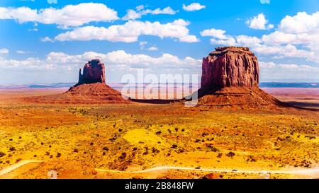Grandi formazioni di arenaria rossa di Merrick Butte e East Mitten Butte nel Monument Valley Navajo Tribal Park, al confine tra Utah e Arizona, USA Foto Stock