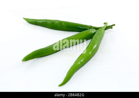 mazzo di peperoncino fresco verde su sfondo bianco Foto Stock