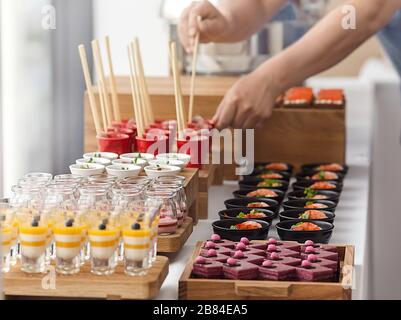 Buffet di dessert elegante e colorato Foto Stock