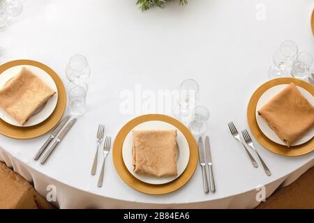 Piatti fantasiosi serviti al tavolo della cena Foto Stock