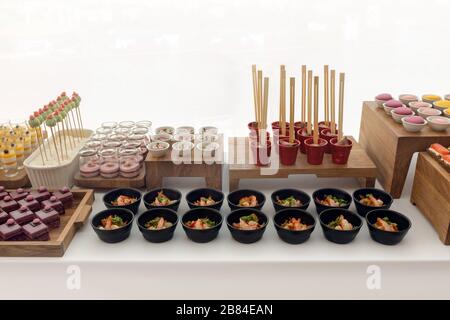 Buffet di dessert elegante e colorato con vari dolci Foto Stock