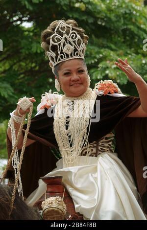 Lihue, Kauai / Hawaii 9 giugno 2018: Una principessa di Pa‘u, che rappresenta una delle isole hawaiane, corre nella parata annuale del giorno del Re Kamehameha. Foto Stock