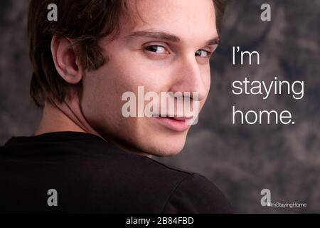 Ritratto di primo piano di un buon giovane uomo che si salva da coronavirus COVID-19 semplicemente scegliendo di rimanere a casa Foto Stock