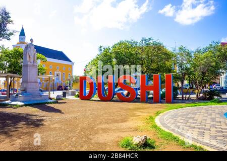 Willemstad, Curacao, Olanda - 5 dicembre 2019: Statua della Regina Wilhelmina a Willemstad a Curacao, il 5 dicembre 2019. Il centro della città, il suo comunicato Foto Stock