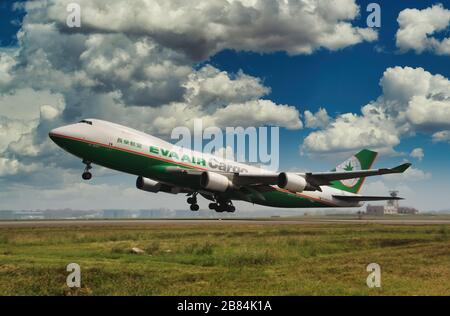 Decollo di EVA Air Cargo Boeing 747 Foto Stock