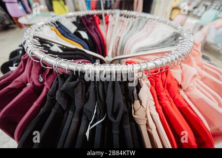 Gancio rotondo con le cose su esso in negozio Foto Stock