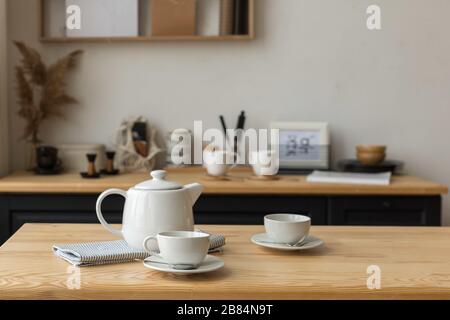 Set di tè bianco per bere il tè sul tavolo servito in cucina Foto Stock