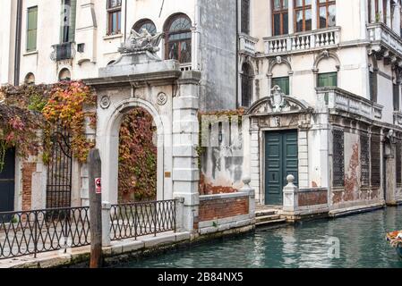 Ingresso di un antico palazzo barocco nel quartiere Dorsoduro, Venezia Foto Stock