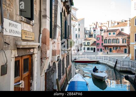 Vecchia strada: Cartello per Ponte di Rialto vicino a campo della Maddalena nel quartiere di Cannaregio, Venezia Foto Stock