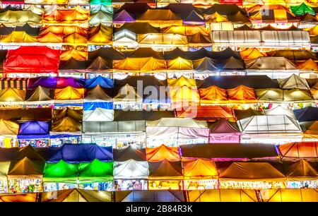 Bangkok Ratchada Train Notturno Market con tende colorate buona da stampare Foto Stock