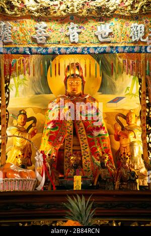 Belle statue degli dei Guanyin all'interno del santuario cinese è un luogo di culto per i buddisti in Thailandia. Foto Stock