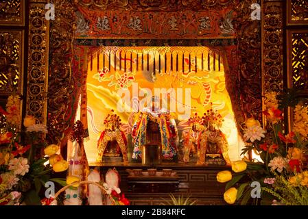 Belle statue degli dei Guanyin all'interno del santuario cinese è un luogo di culto per i buddisti in Thailandia. Foto Stock