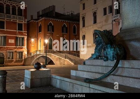 Scultura di un Leone che posa su una piazza a Venezia Foto Stock