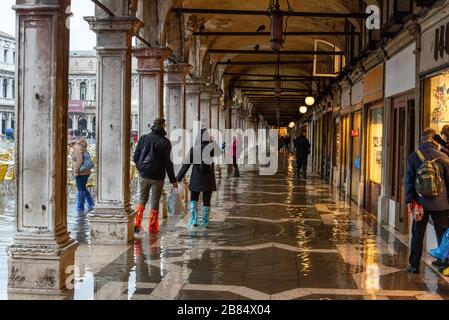 Piazza San Marco a Venezia durante le cattive condizioni meteorologiche e l'alta marea, Venezia/Italia Foto Stock