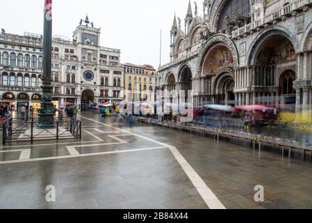 Piazza San Marco a Venezia durante le cattive condizioni meteorologiche e l'alta marea, Venezia/Italia Foto Stock