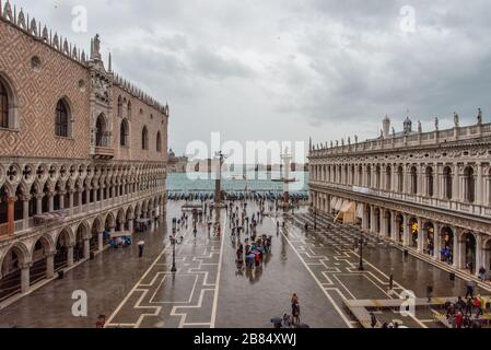 Piazza San Marco a Venezia durante le cattive condizioni meteorologiche e l'alta marea, Venezia/Italia Foto Stock