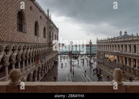 Piazza San Marco a Venezia durante le cattive condizioni meteorologiche e l'alta marea, Venezia/Italia Foto Stock