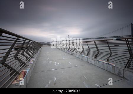 Passaggio pedonale deserto sul Molo 14, San Francisco Foto Stock