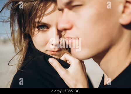Coppia amorevole sul litorale. Grande ritratto elegante di una coppia innamorata. Foto Stock