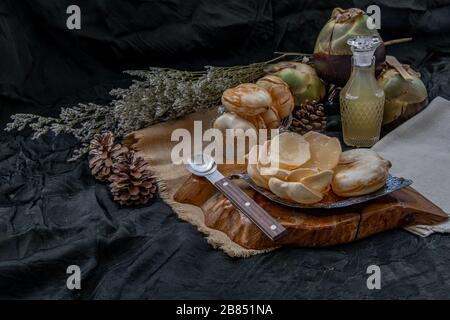 Sbucciare la palma e il succo di palma fresco davanti allo sfondo scuro. Messa a fuoco selettiva. Foto Stock