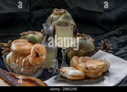 Sbucciare la palma e il succo di palma fresco davanti allo sfondo scuro. Messa a fuoco selettiva. Foto Stock