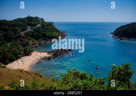 Phuket Lanscape bellissimo mare delle Andamane, preso da Windmill Viewpoint, l'isola di Phuket. Mare blu turchese e lussureggianti isole verdi. Foto Stock