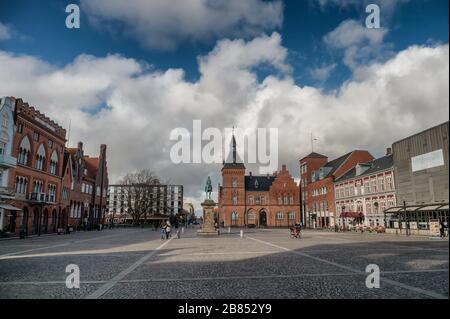 Piazza principale del centro di Esbjerg con statua del Re Cristiano IX. Danimarca Foto Stock