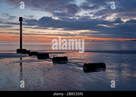 Portobello, Edimburgo, Scozia, Regno Unito. 20th Mar 2020. Cielo drammatico all'alba. Temperatura 0 gradi centigradi. Durante gli Equinozi l'inclinazione della Terra (rispetto al Sole) è di 0° e a causa della sua durata del giorno e della notte è quasi uguale nel giorno Equinozio, cioè 12 ore. Foto Stock