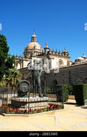 Cattedrale con una statua di Manuel Maria Gonzalez Angelo (Tio Pepe) in primo piano, Jerez de la Frontera, Spagna. Foto Stock