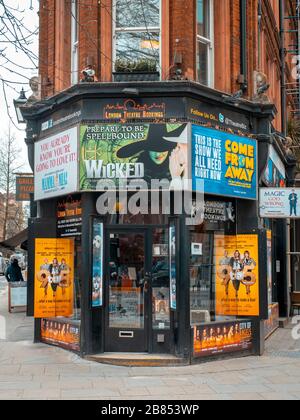 Chiusa la biglietteria su Shaftesbury Avenue nel West End di Londra a causa dell'epidemia di Coronavirus Foto Stock