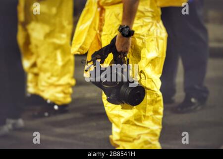 Pathum Thani, Thailandia. 19 Mar 2020. Durante la notte del 19 marzo 2020, le forze aeree thailandesi, le persone e i volontari hanno contribuito a spruzzare acqua, pulire le strade, pulire i grandi magazzini, fermate degli autobus a Rangsit, Phahonyothin Road. Provincia di Pathum Thani la Thailandia è un luogo dove molte persone si riuniscono per la pulizia, per prevenire lo scoppio di Coronavirus (COVID-19). (Foto di Teera Noisakran/Pacific Press) Credit: Pacific Press Agency/Alamy Live News Foto Stock