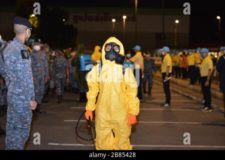 Pathum Thani, Thailandia. 19 Mar 2020. Durante la notte del 19 marzo 2020, le forze aeree thailandesi, le persone e i volontari hanno contribuito a spruzzare acqua, pulire le strade, pulire i grandi magazzini, fermate degli autobus a Rangsit, Phahonyothin Road. Provincia di Pathum Thani la Thailandia è un luogo dove molte persone si riuniscono per la pulizia, per prevenire lo scoppio di Coronavirus (COVID-19). (Foto di Teera Noisakran/Pacific Press) Credit: Pacific Press Agency/Alamy Live News Foto Stock