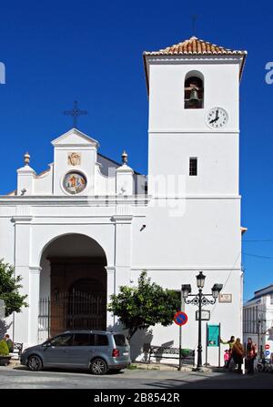 Vista frontale della Chiesa apostolico di Santiago nella piazza della città (Iglesia de Santiago Apostol), Monda, Spagna. Foto Stock