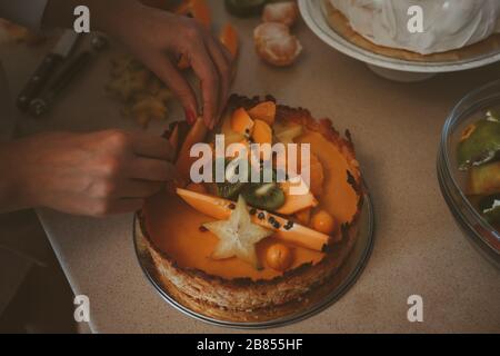 Fare torta con frutta fresca drago frutta papaya carambola Foto Stock