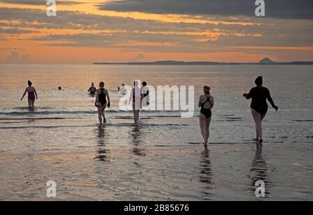 Portobello, Edimburgo, Scozia, Regno Unito. 20th Mar 2020. Temperatura 0 gradi centigradi come il WanderWoman Scozia celebrare primavera Equinox con una nuotata all'alba. Durante gli Equinozi l'inclinazione della Terra (rispetto al Sole) è di 0° e a causa della sua durata del giorno e della notte è quasi uguale nel giorno Equinozio, cioè 12 ore. Foto Stock